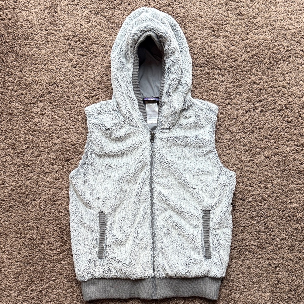 Patagonia Women’s furry/plush/wind resistant vest. Sz. Small, Heather grey